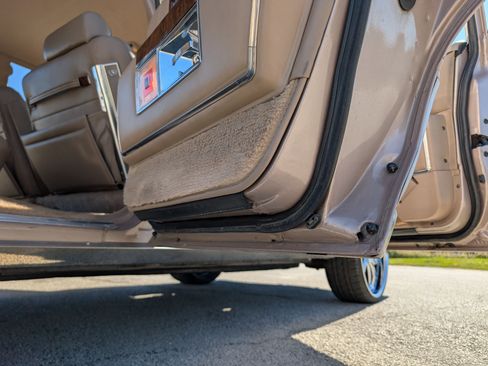 Used 1990 Cadillac Brougham image 85