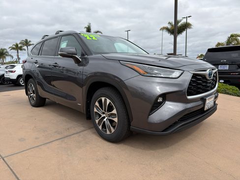 Used 2022 Toyota Highlander XLE AWD/4WD image 3