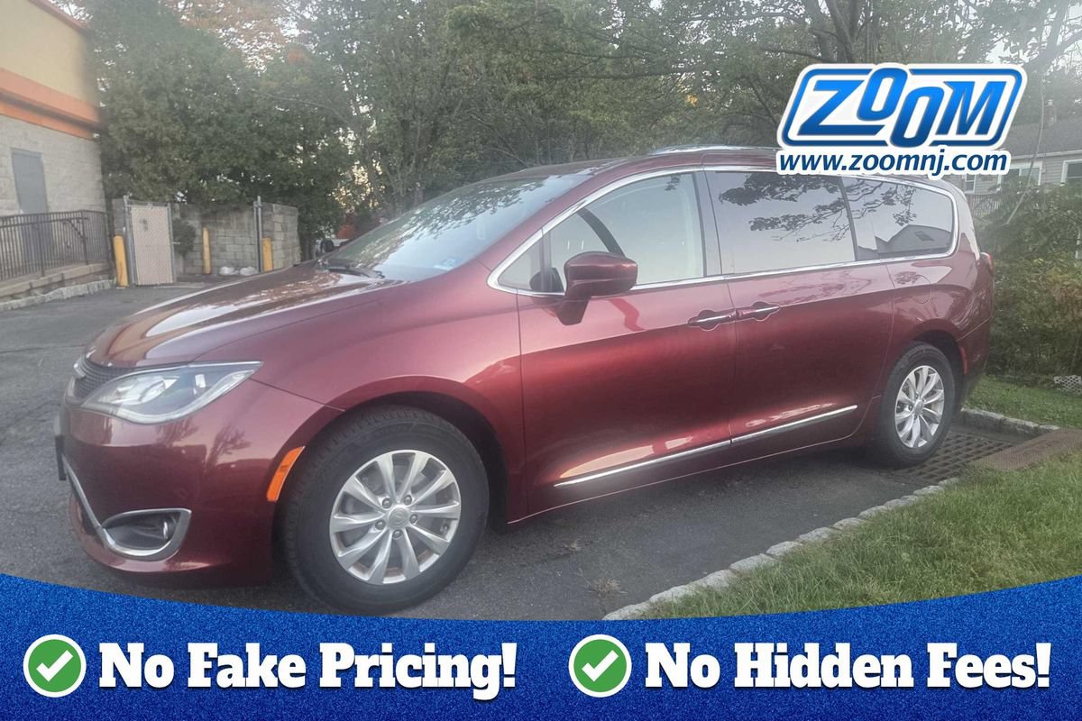 Used 2018 Chrysler Pacifica Touring-L FWD image 1
