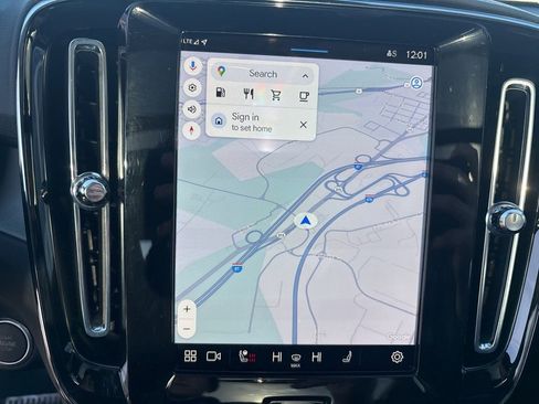 Certified 2025 Volvo XC40 B5 Plus image 24