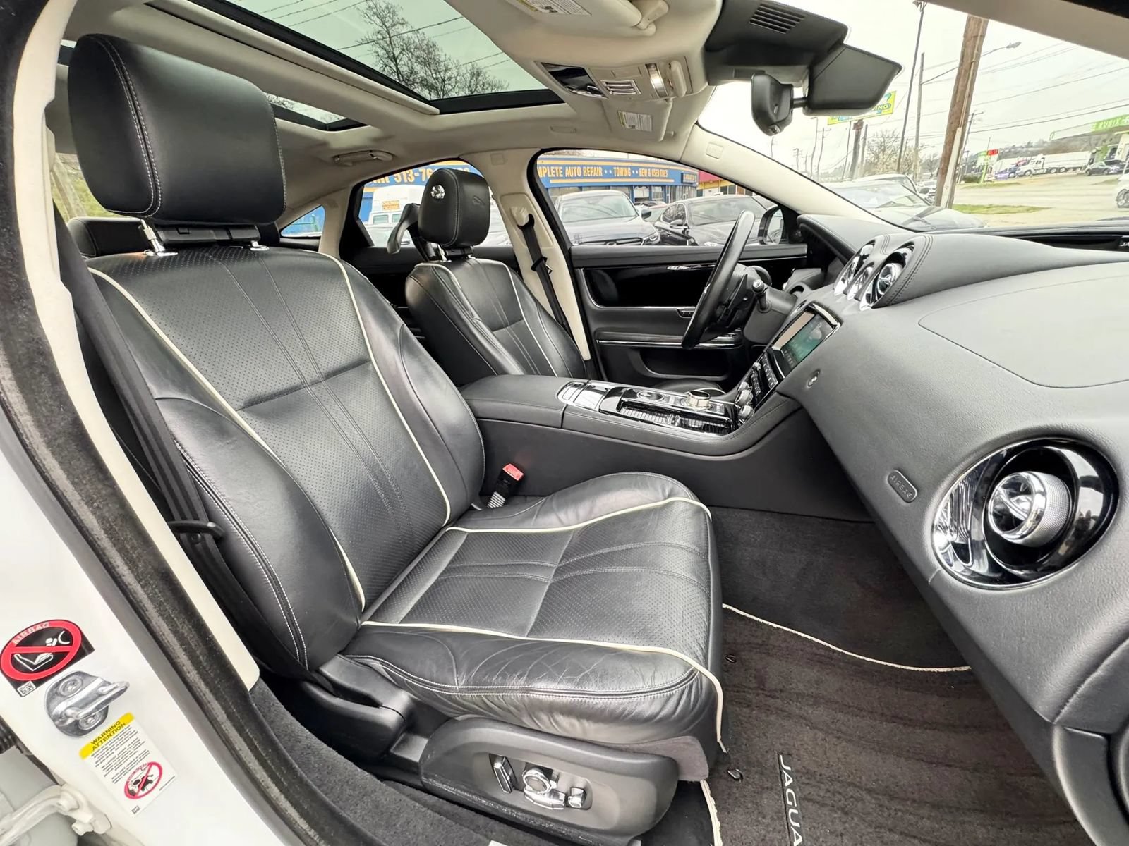 Used 2019 Jaguar XJ R-Sport RWD image 21