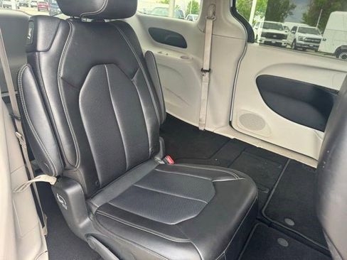 Used 2023 Chrysler Pacifica Touring-L FWD image 32