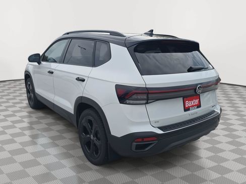 Used 2025 Volkswagen Taos SE AWD/4WD image 9