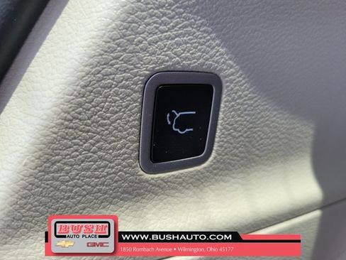 Used 2024 Chrysler Pacifica Touring-L FWD image 9