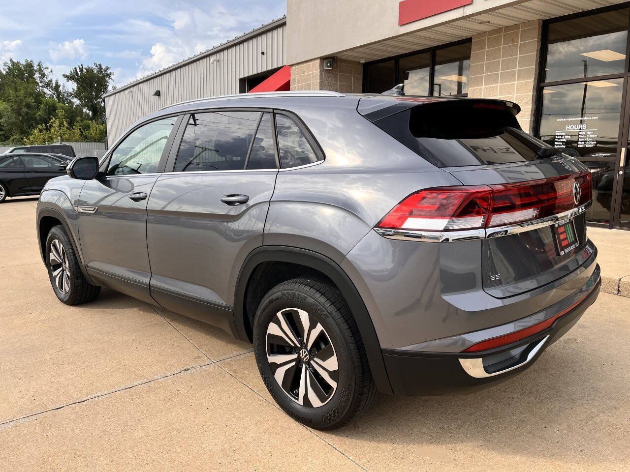 Used 2024 Volkswagen Atlas Cross Sport SE AWD/4WD image 3