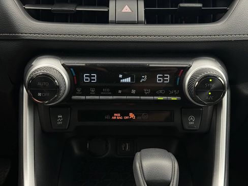 Used 2025 Toyota RAV4 XLE FWD image 33