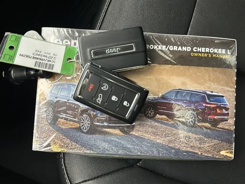 Used 2022 Jeep Grand Cherokee Limited 4xe image 31