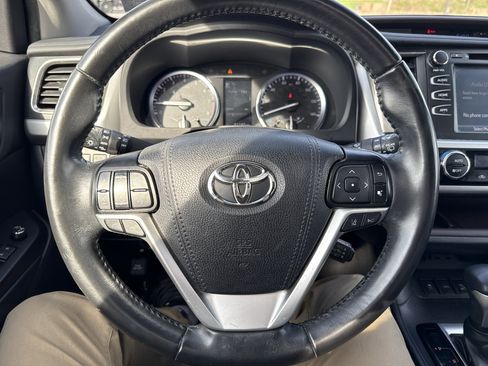 Used 2019 Toyota Highlander XLE image 18