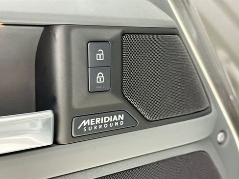 Used 2025 Land Rover Defender 110 X-Dynamic SE AWD/4WD image 23