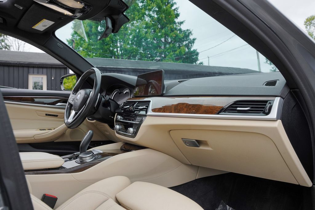 Used 2019 BMW 530e RWD image 38