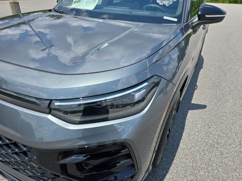 New 2025 Volkswagen Tiguan SE R-Line image 30