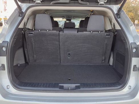 Used 2024 Toyota Highlander LE image 11