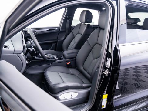 Certified 2025 Porsche Macan AWD/4WD image 5
