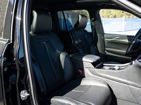 Used 2022 Jeep Grand Cherokee Overland w/ Adv Protech Group III image 23