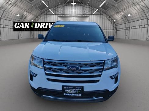 Used 2018 Ford Explorer XLT image 2