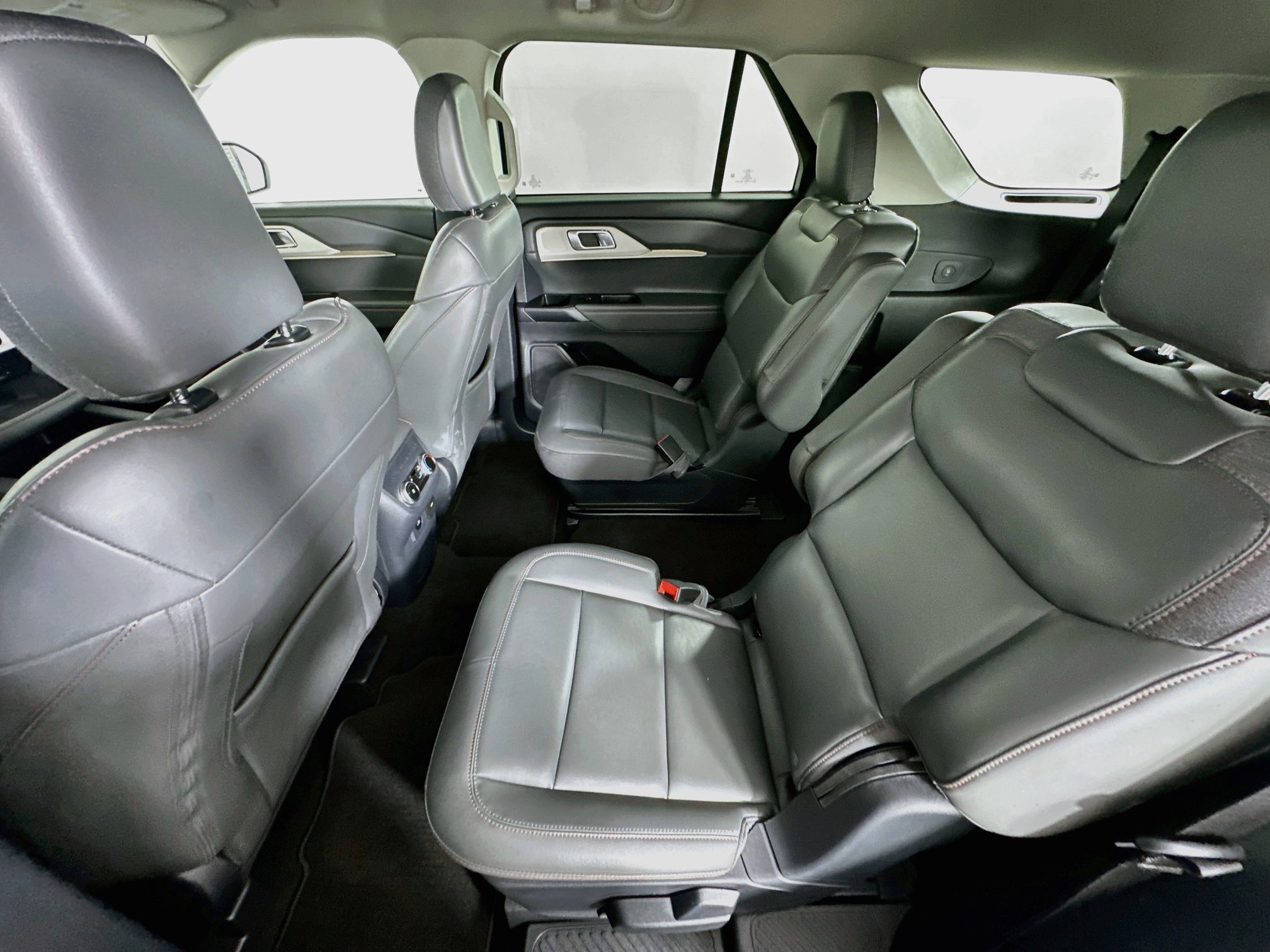 Used 2025 Ford Explorer Active w/ Active Comfort Package RWD image 28