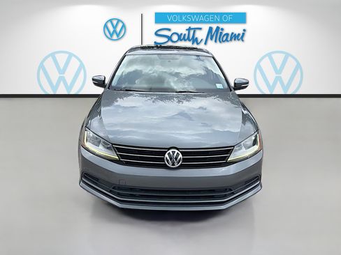Used 2017 Volkswagen Jetta SE FWD image 2