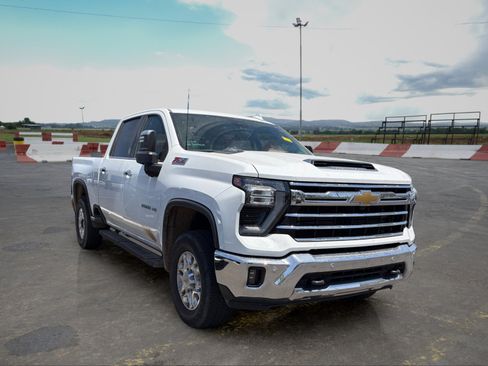 Used 2024 Chevrolet Silverado 2500 LTZ w/ LTZ Convenience Package AWD/4WD image 2