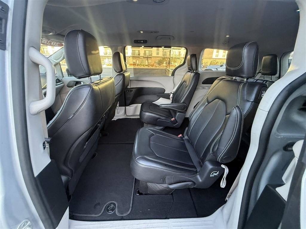 Used 2024 Chrysler Pacifica Touring-L FWD image 21