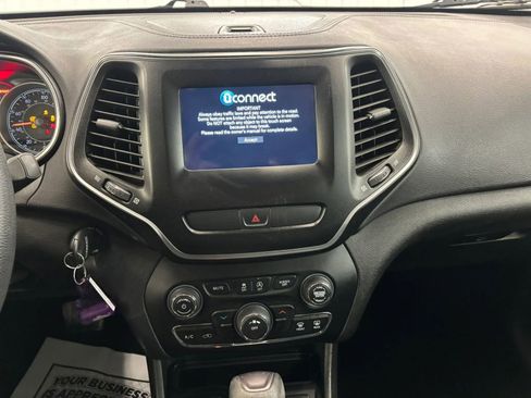 Used 2019 Jeep Cherokee Latitude w/ Popular Appearance Group FWD image 38