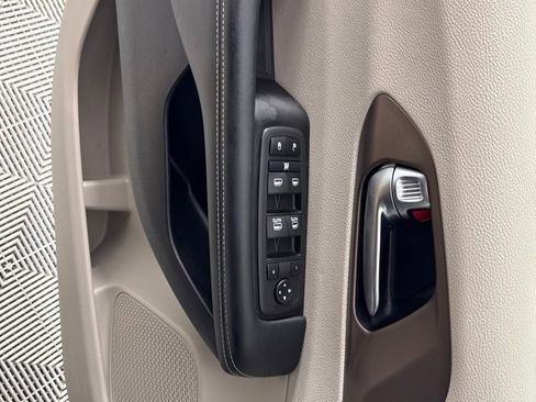 Used 2022 Chrysler Voyager LX image 12