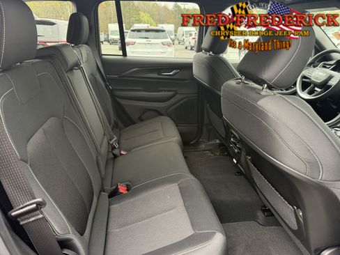 Used 2025 Jeep Grand Cherokee Laredo X w/ Luxury Tech Group I image 17