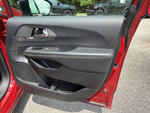 Used 2025 Chrysler Pacifica Select FWD image 18