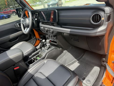 Used 2025 Jeep Wrangler Unlimited Sahara AWD/4WD image 20
