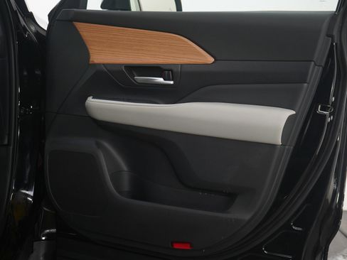 Used 2025 Toyota Grand Highlander AWD image 11