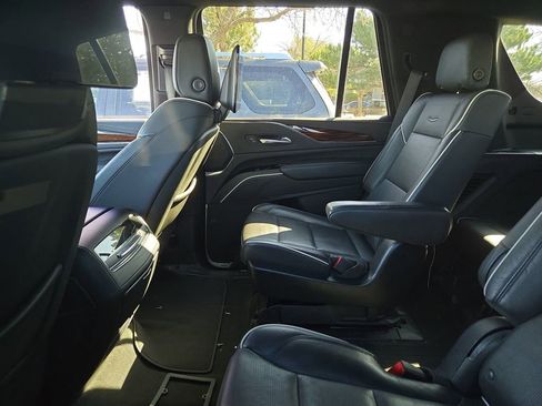 Used 2021 Cadillac Escalade Premium Luxury image 7