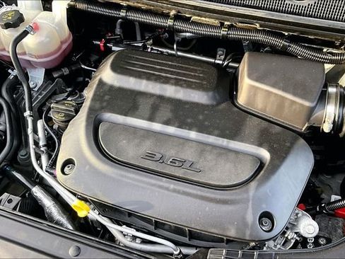 Used 2024 Chrysler Pacifica Touring-L image 32