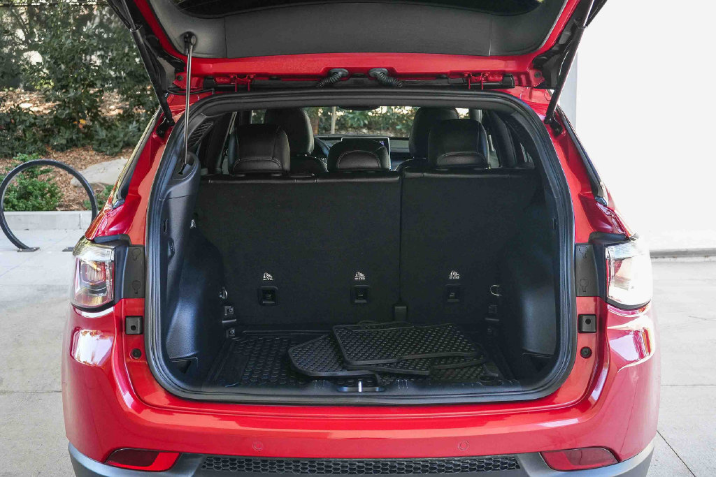 Used 2023 Jeep Compass Latitude w/ Convenience Group AWD/4WD image 25