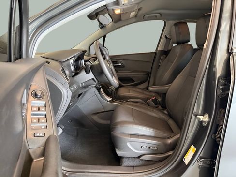 Used 2020 Chevrolet Trax LT w/ Driver Confidence Package AWD/4WD image 12
