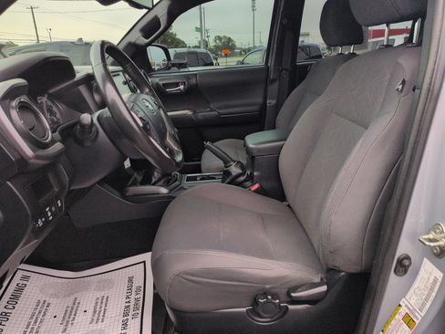 Used 2018 Toyota Tacoma TRD Sport AWD/4WD image 9