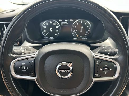 Used 2019 Volvo XC60 T5 Momentum w/ Multimedia Package AWD/4WD image 39