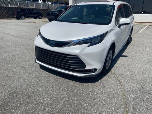 Used 2025 Toyota Sienna XLE FWD image 17