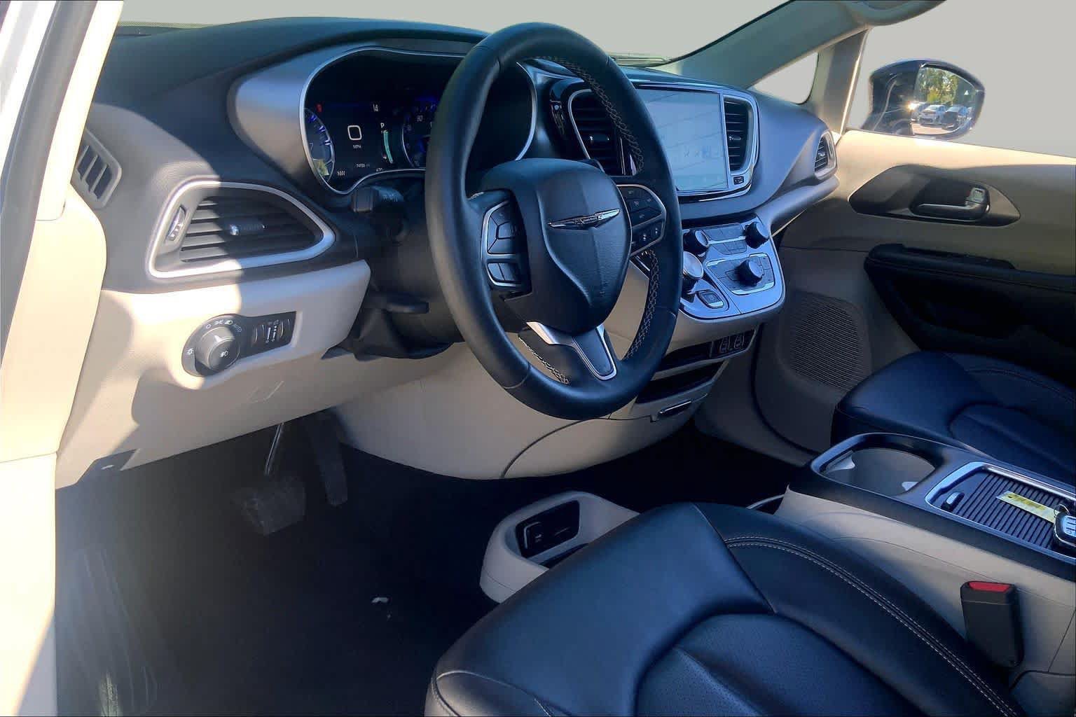 Used 2024 Chrysler Pacifica Touring-L FWD image 16