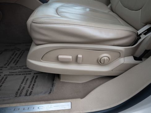 Used 2010 Buick Enclave CXL image 12