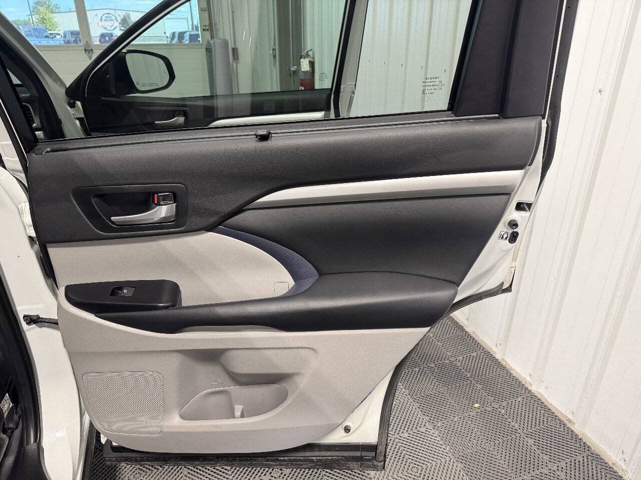 Used 2019 Toyota Highlander XLE AWD/4WD image 23