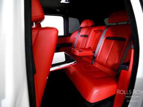 Used 2021 Rolls-Royce Cullinan Black Badge image 19