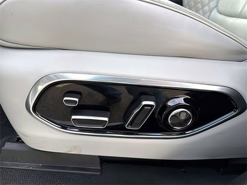 Used 2022 Jeep Grand Cherokee Summit w/ Luxury Tech Group V image 18