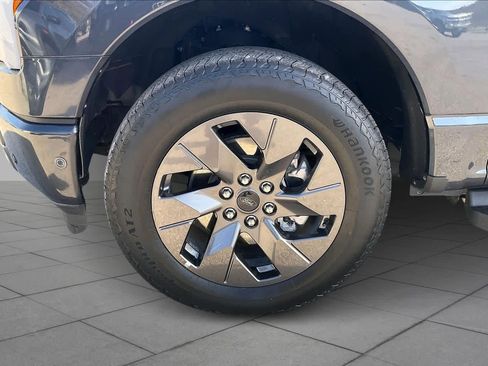 Used 2022 Ford F150 Lightning Lariat image 9