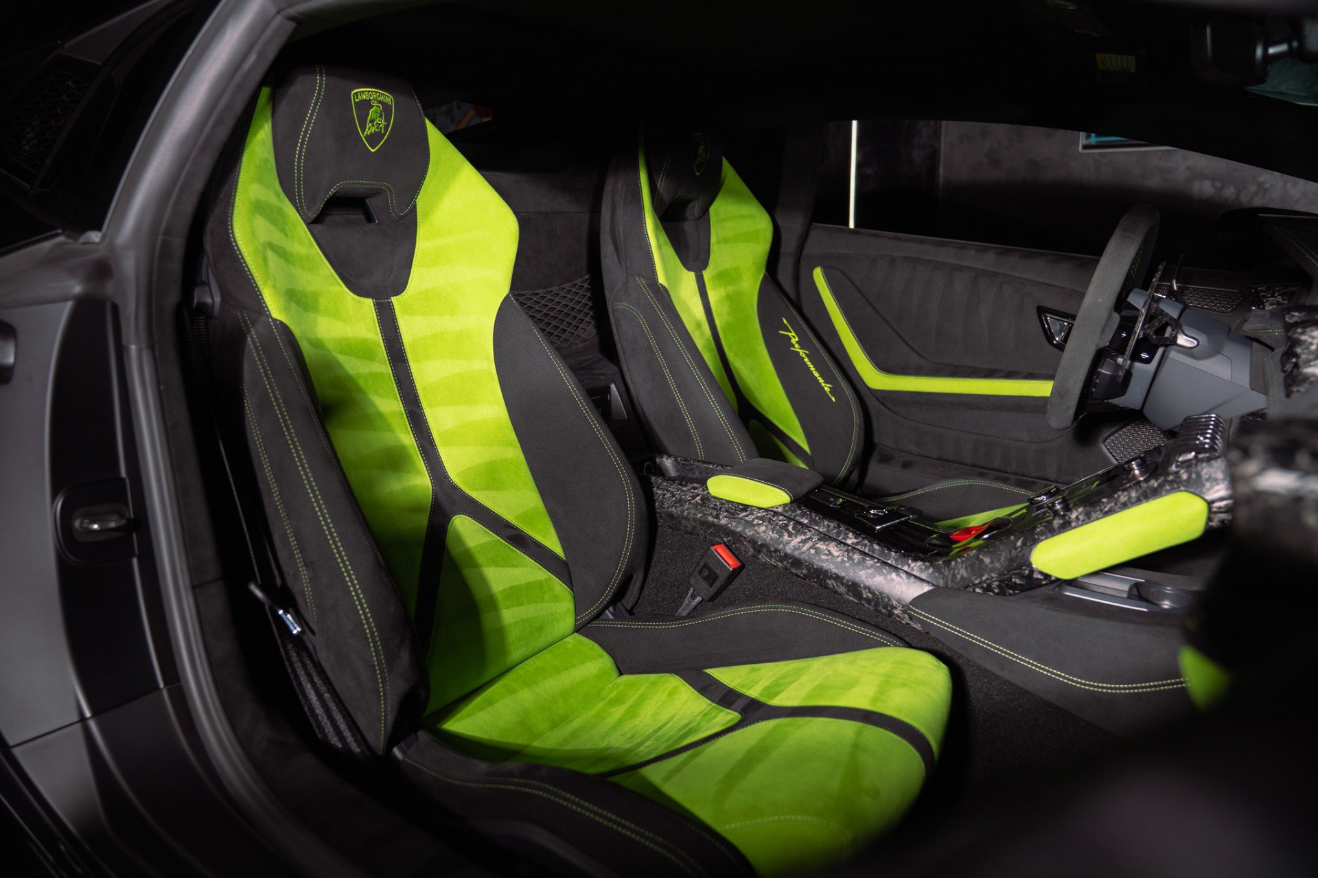 Used 2018 Lamborghini Huracan Performante AWD/4WD image 2