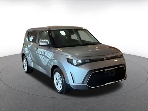 Used 2025 Kia Soul LX w/ LX Technology Package FWD image 14