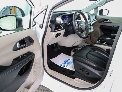 Used 2023 Chrysler Pacifica Touring-L image 3