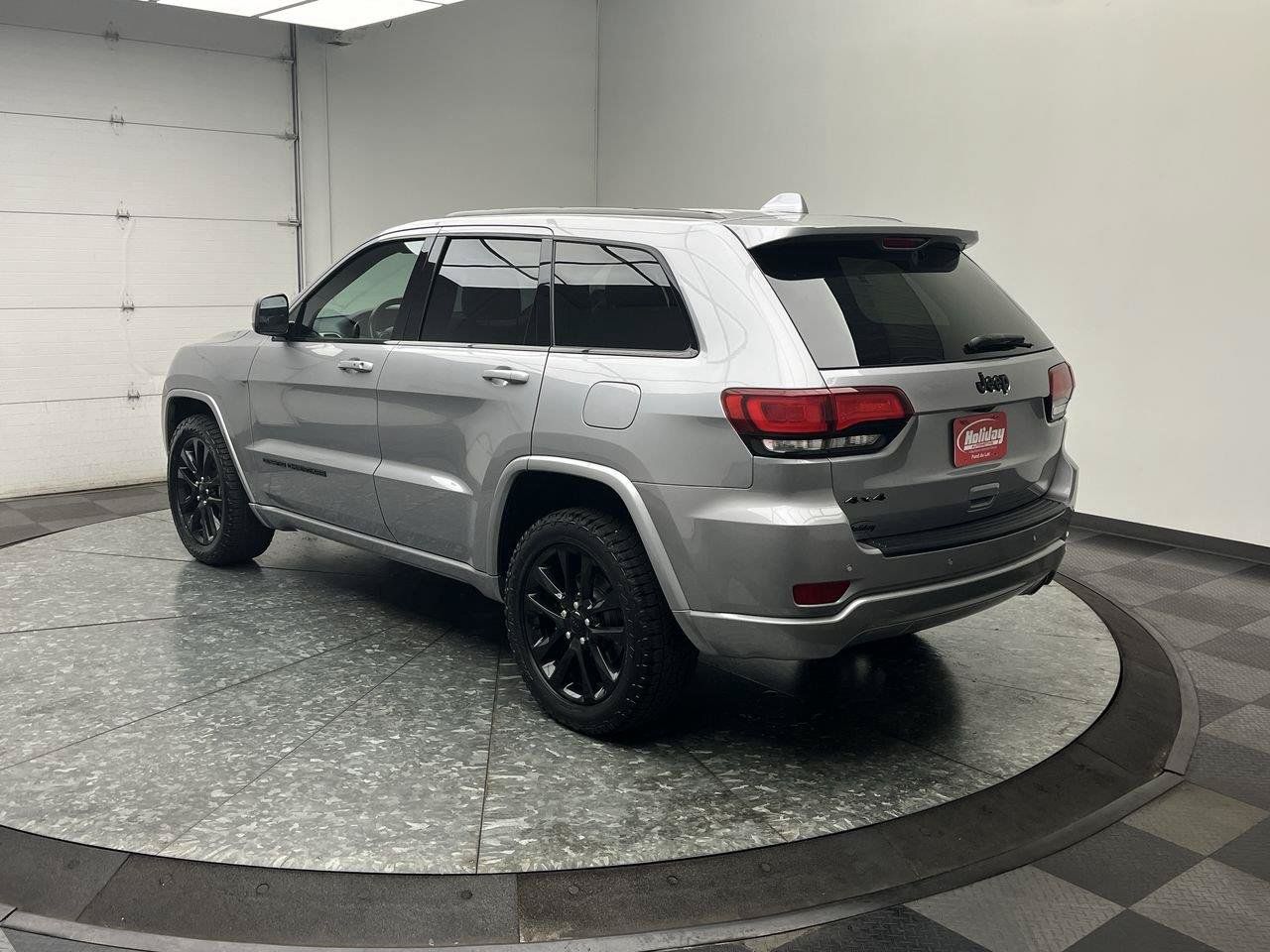 Used 2021 Jeep Grand Cherokee Laredo X AWD/4WD image 2