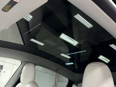 Used 2021 Tesla Model Y Performance image 10