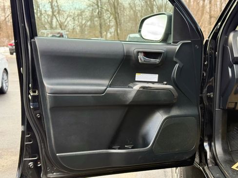 Used 2017 Toyota Tacoma TRD Off-Road w/ Tow Package image 10