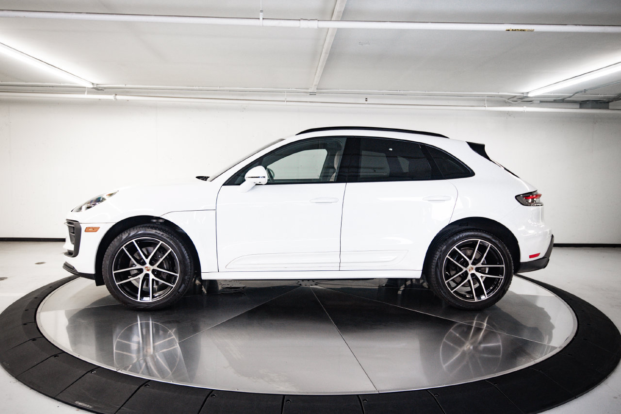 Certified 2024 Porsche Macan AWD/4WD image 2