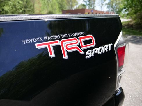 Used 2022 Toyota Tacoma TRD Sport AWD/4WD image 30